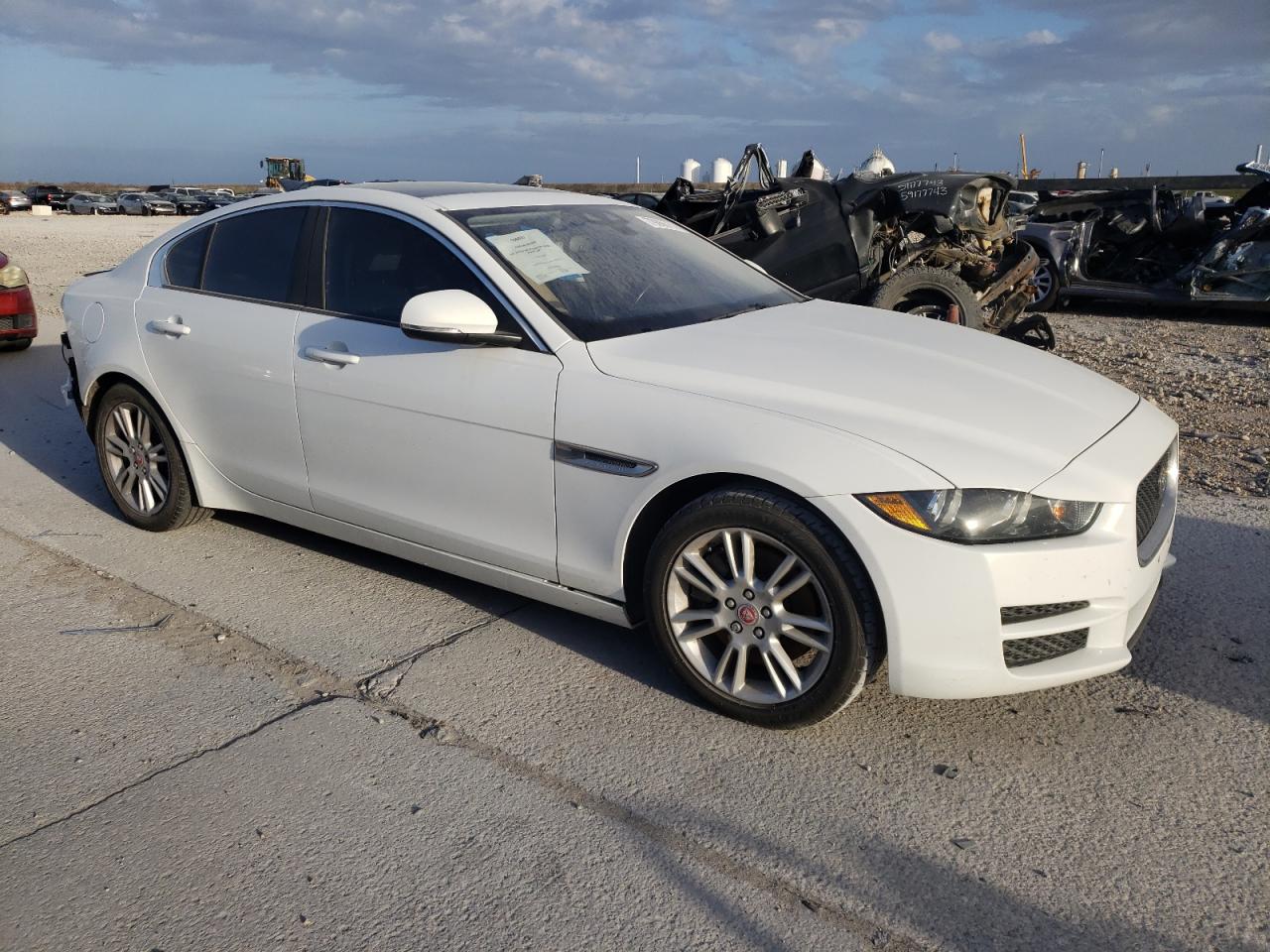 Автомобиль JAGUAR XE PREMIUM 2017 | GrandCar Автомобиль JAGUAR XE PREMIUM 2017 | GrandCar