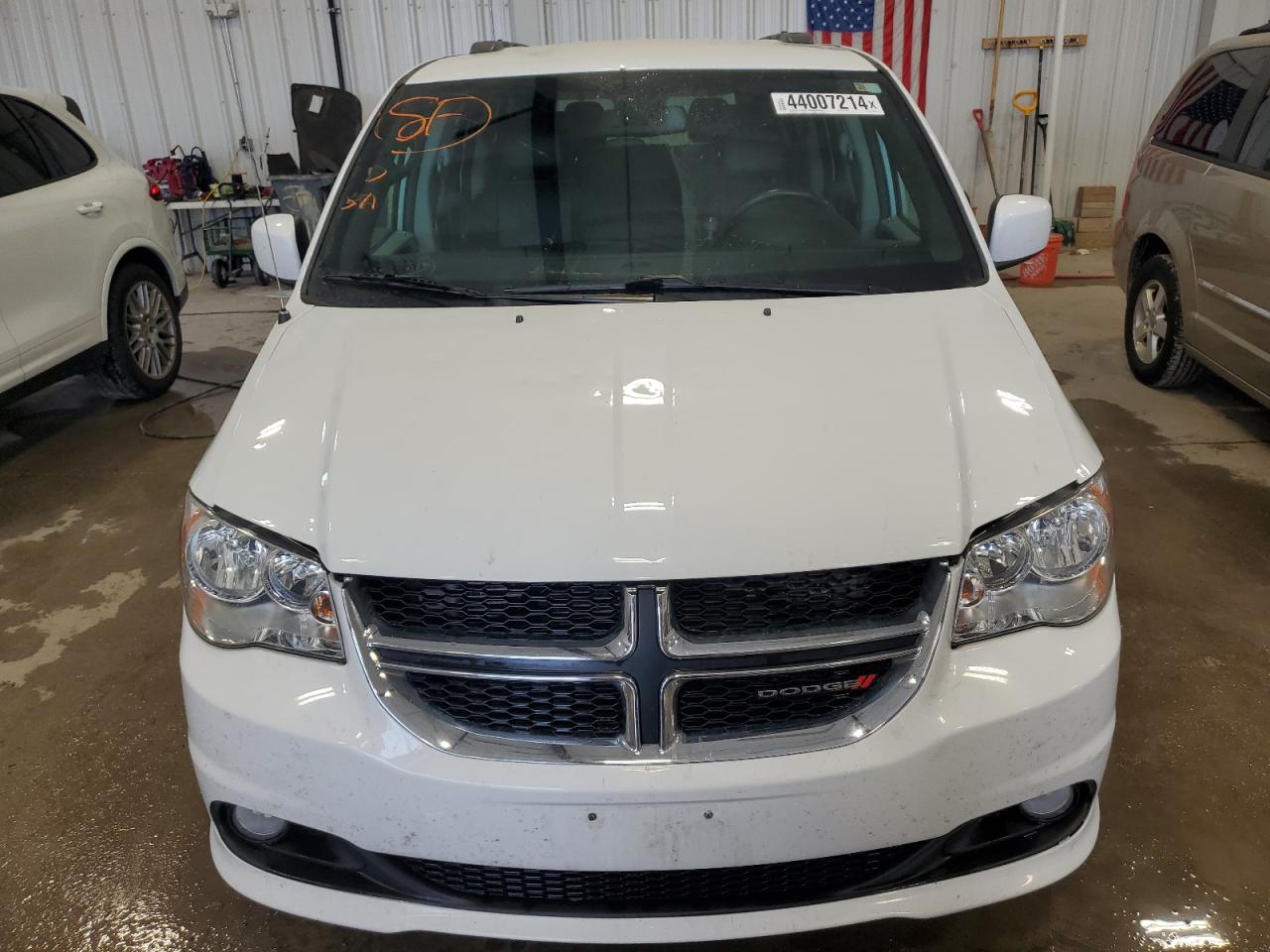 Автомобиль DODGE GRAND CARAVAN SXT 2020 | GrandCar Автомобиль DODGE GRAND CARAVAN SXT 2020 | GrandCar