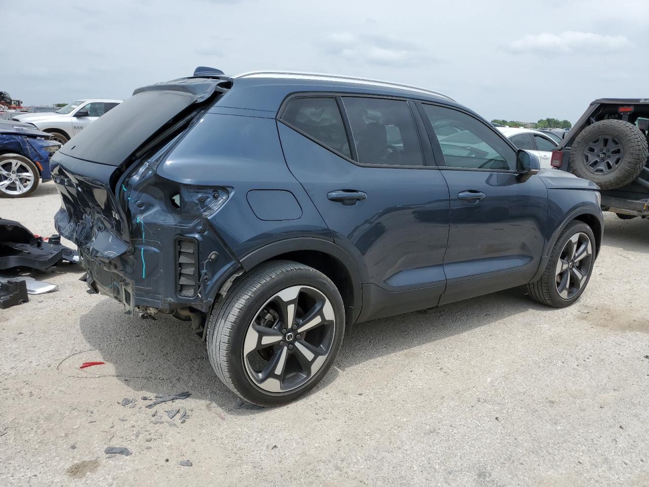 Автомобиль VOLVO XC40 T4 MOMENTUM 2021 | GrandCar Автомобиль VOLVO XC40 T4 MOMENTUM 2021 | GrandCar