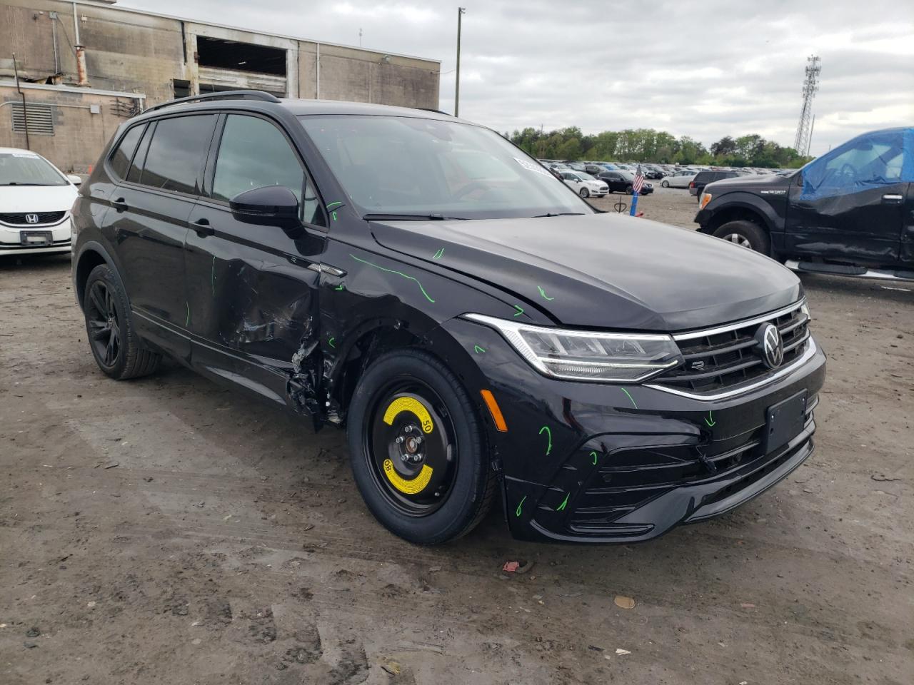 Автомобиль VOLKSWAGEN TIGUAN SE R-LINE BLACK 2024 | GrandCar Автомобиль VOLKSWAGEN TIGUAN SE R-LINE BLACK 2024 | GrandCar