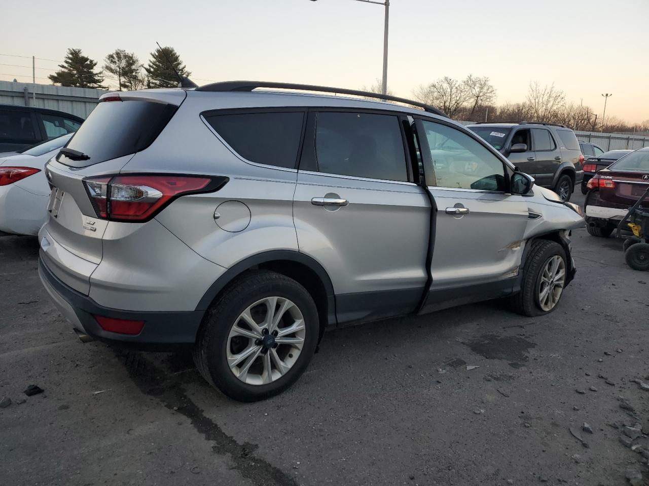 Автомобиль FORD ESCAPE SE 2018 | GrandCar Автомобиль FORD ESCAPE SE 2018 | GrandCar