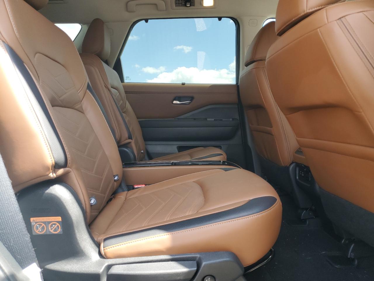 Автомобиль NISSAN PATHFINDER PLATINUM 2023 | GrandCar Автомобиль NISSAN PATHFINDER PLATINUM 2023 | GrandCar