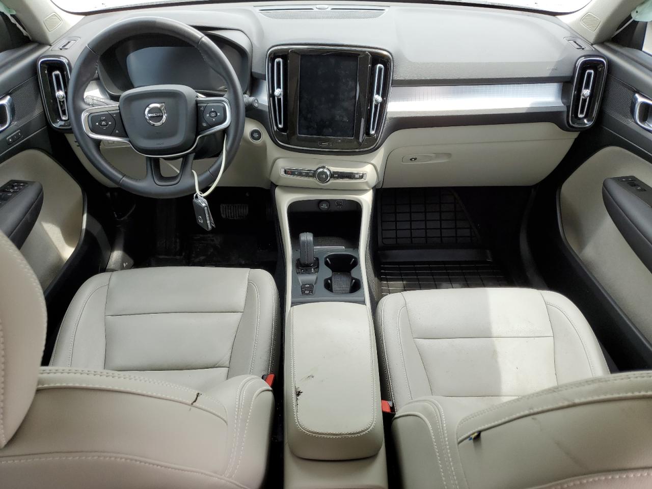 Автомобиль VOLVO XC40 T4 MOMENTUM 2021 | GrandCar Автомобиль VOLVO XC40 T4 MOMENTUM 2021 | GrandCar