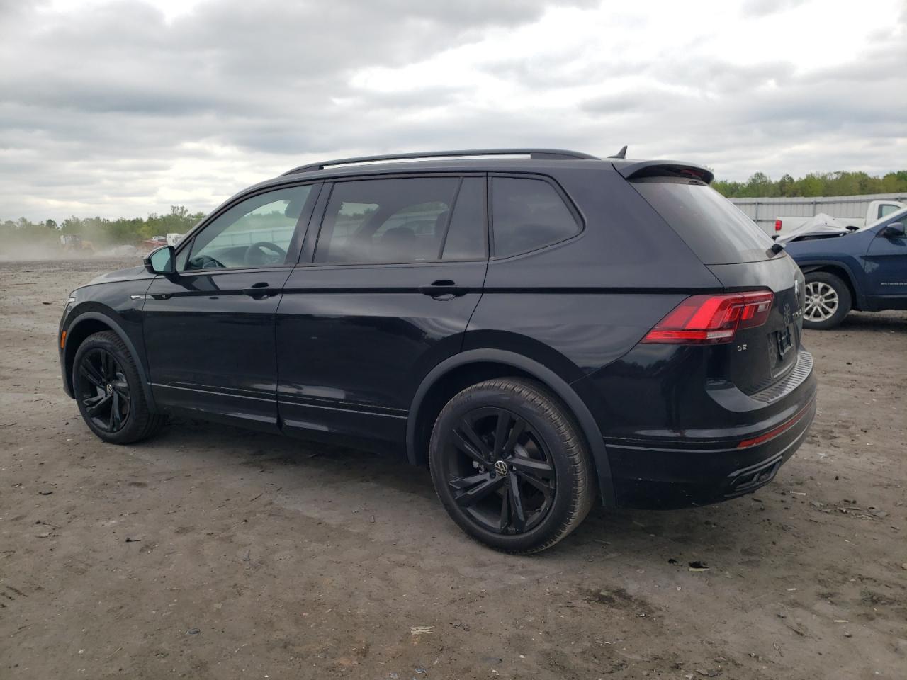 Автомобиль VOLKSWAGEN TIGUAN SE R-LINE BLACK 2024 | GrandCar Автомобиль VOLKSWAGEN TIGUAN SE R-LINE BLACK 2024 | GrandCar