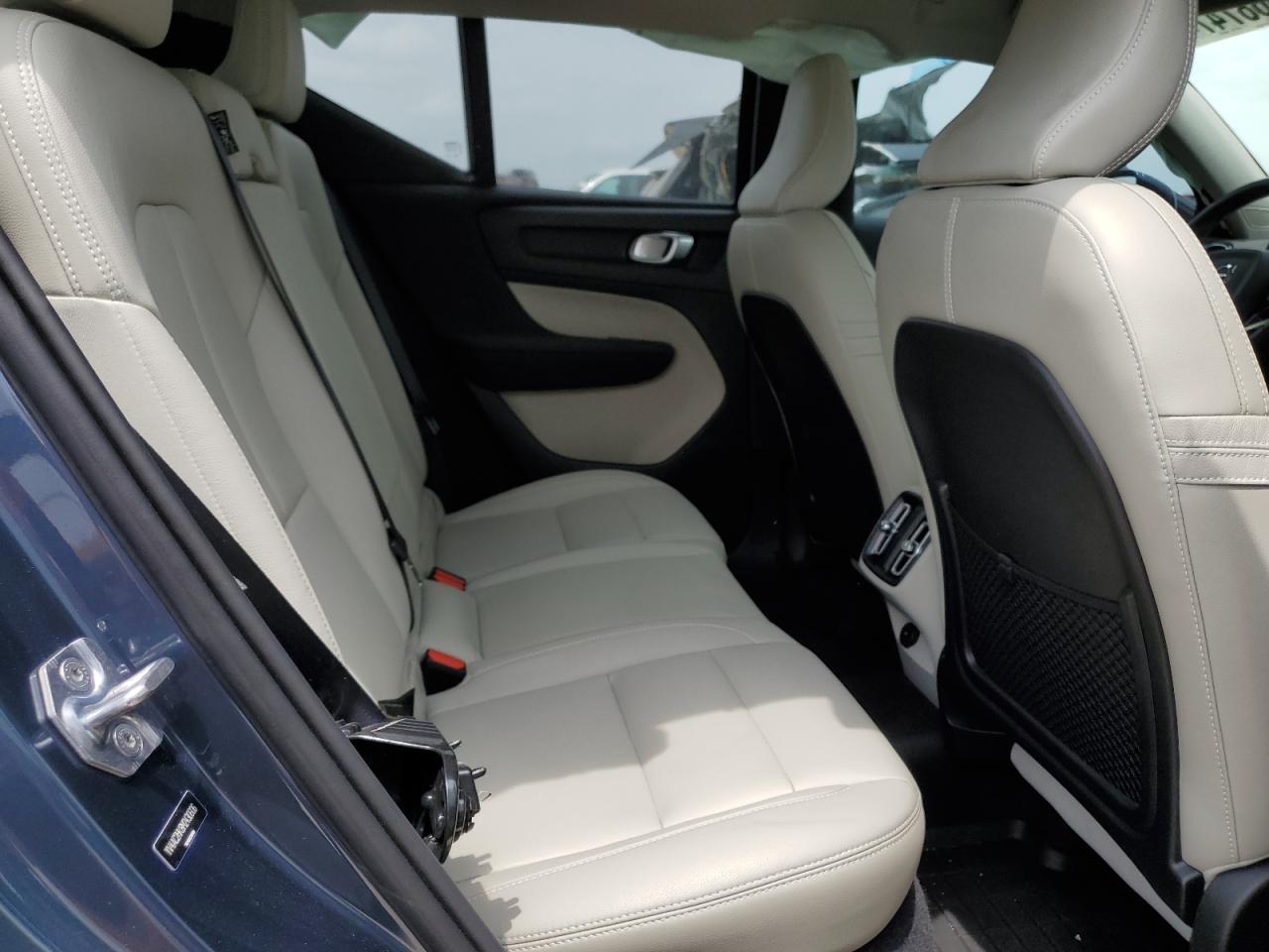 Автомобиль VOLVO XC40 T4 MOMENTUM 2021 | GrandCar Автомобиль VOLVO XC40 T4 MOMENTUM 2021 | GrandCar