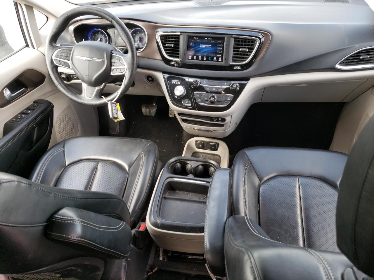 Автомобіль CHRYSLER VOYAGER LXI 2020 | GrandCar Автомобіль CHRYSLER VOYAGER LXI 2020 | GrandCar