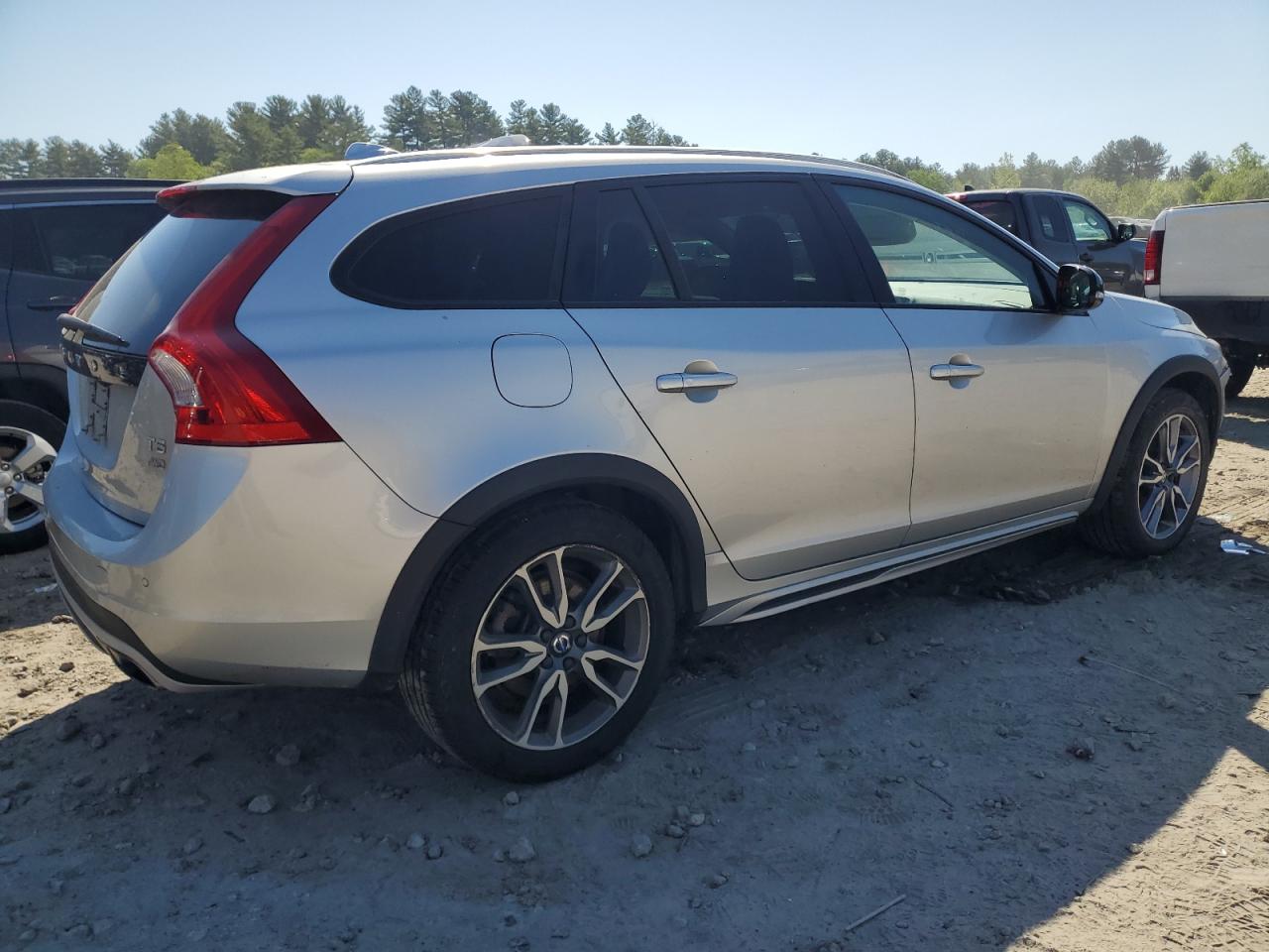 Автомобіль VOLVO V60 CROSS COUNTRY PREMIER 2017 | GrandCar Автомобіль VOLVO V60 CROSS COUNTRY PREMIER 2017 | GrandCar