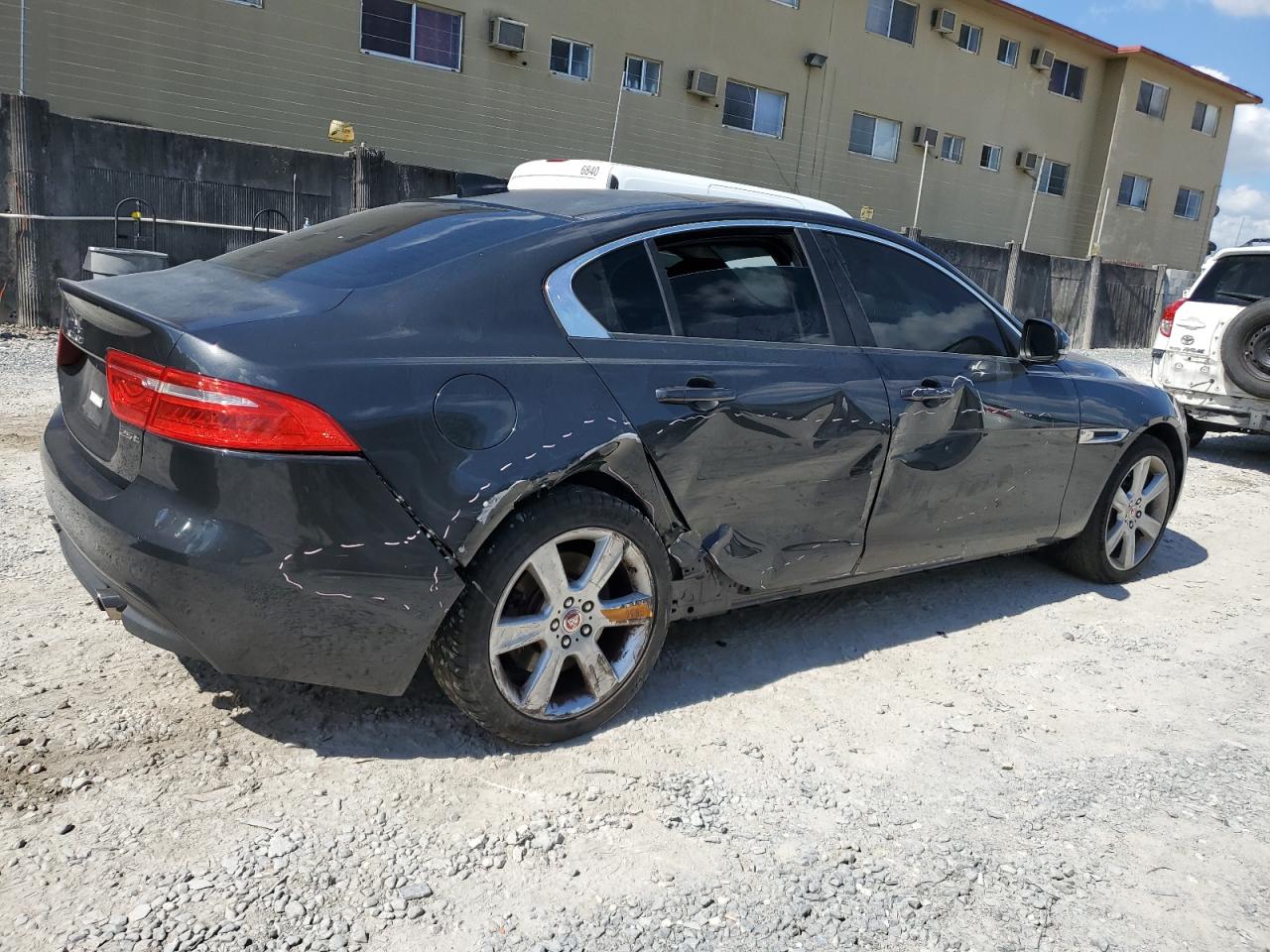 Автомобиль JAGUAR XE PREMIUM 2017 | GrandCar Автомобиль JAGUAR XE PREMIUM 2017 | GrandCar