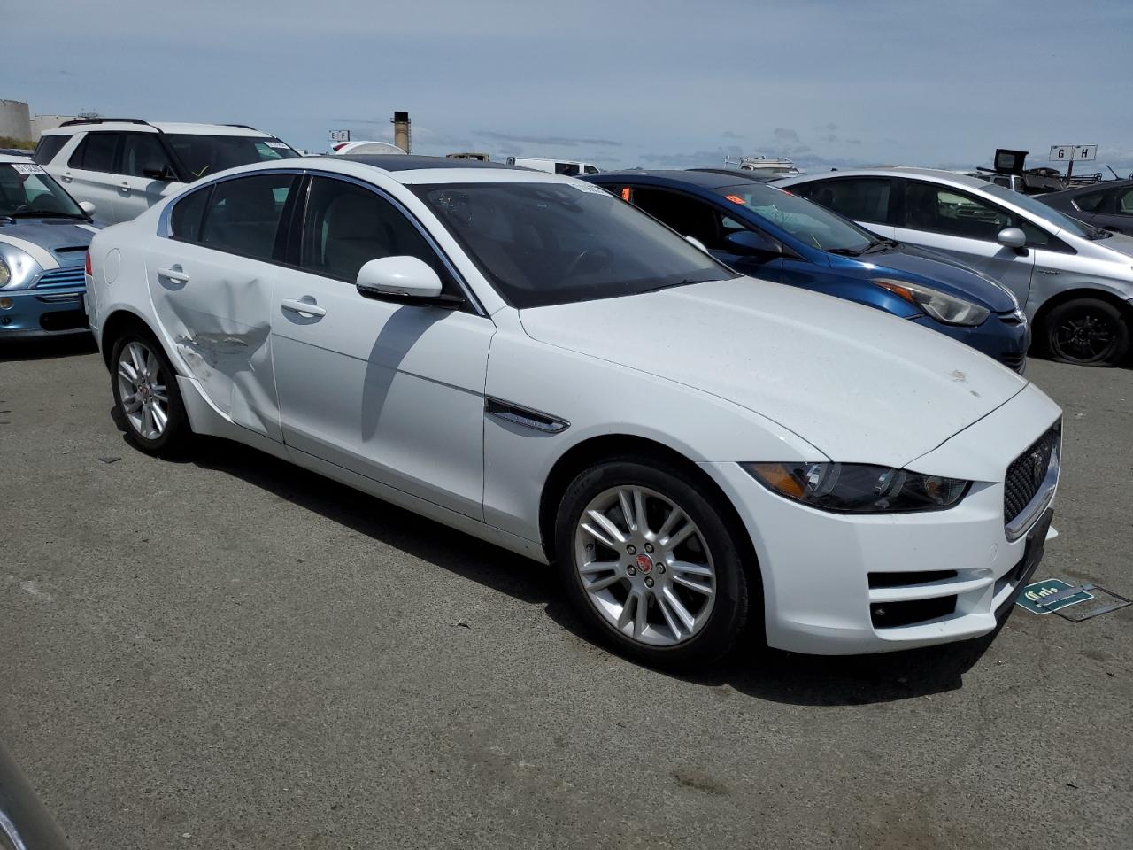 Автомобиль JAGUAR XE PREMIUM 2018 | GrandCar Автомобиль JAGUAR XE PREMIUM 2018 | GrandCar