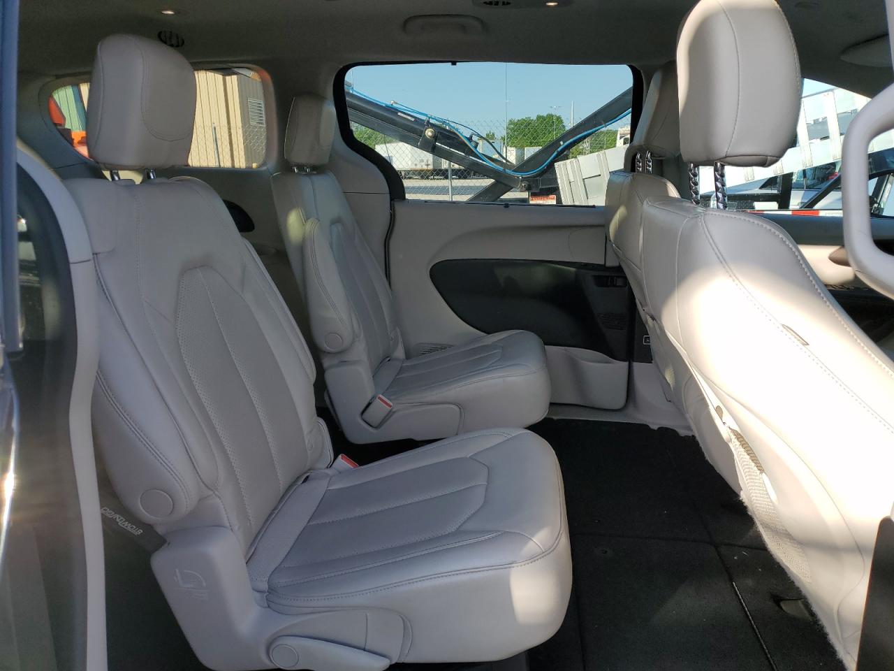 Автомобиль CHRYSLER VOYAGER LXI 2021 | GrandCar Автомобиль CHRYSLER VOYAGER LXI 2021 | GrandCar
