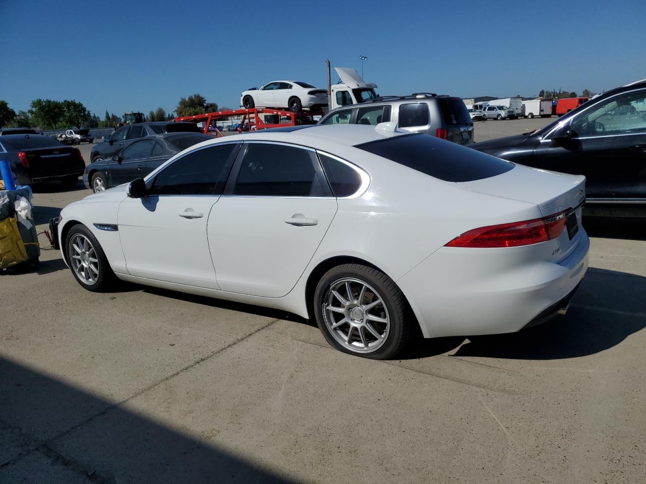 Автомобіль JAGUAR XF PREMIUM 2016 | GrandCar Автомобіль JAGUAR XF PREMIUM 2016 | GrandCar