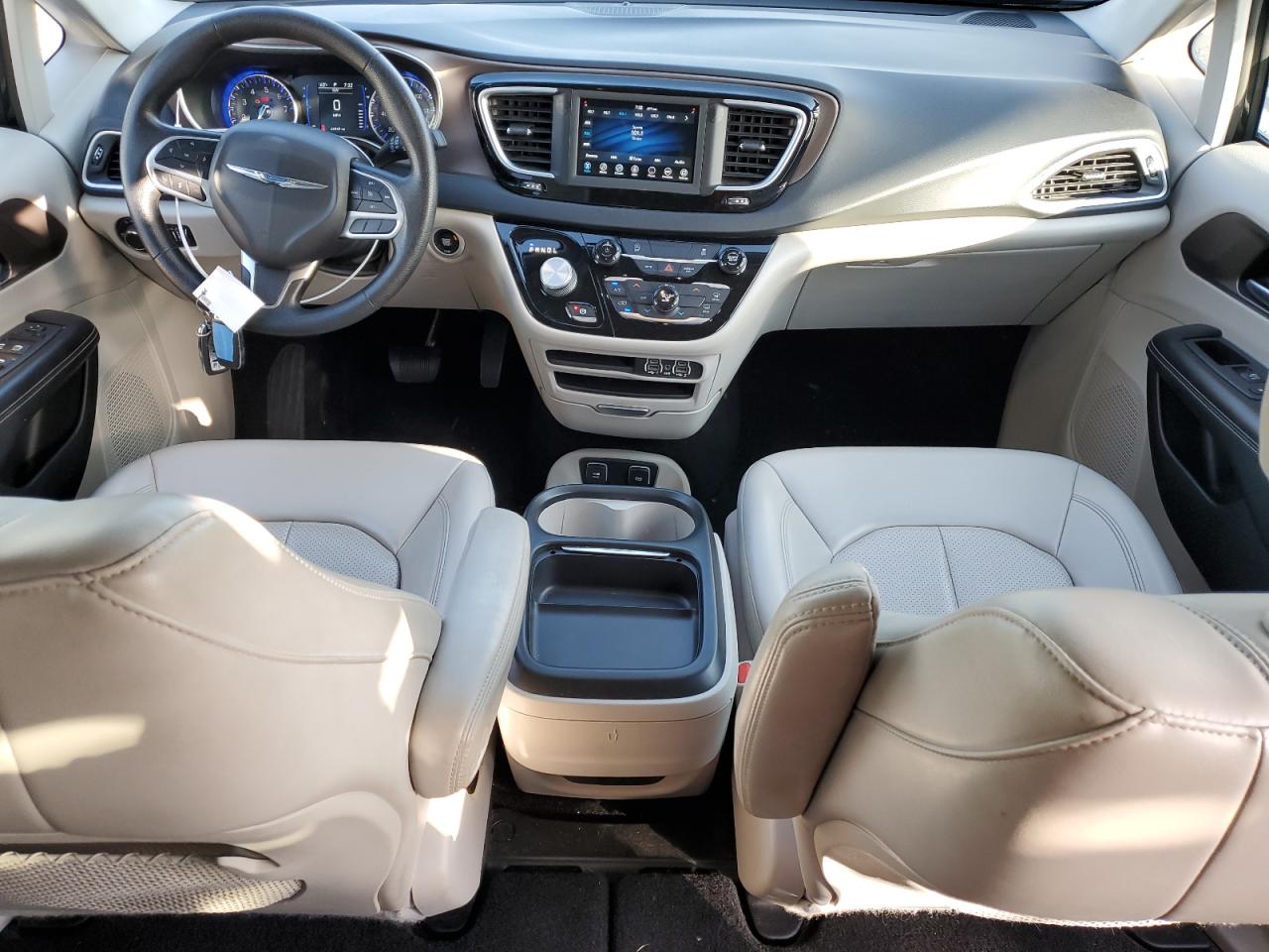Автомобиль CHRYSLER VOYAGER LXI 2021 | GrandCar Автомобиль CHRYSLER VOYAGER LXI 2021 | GrandCar