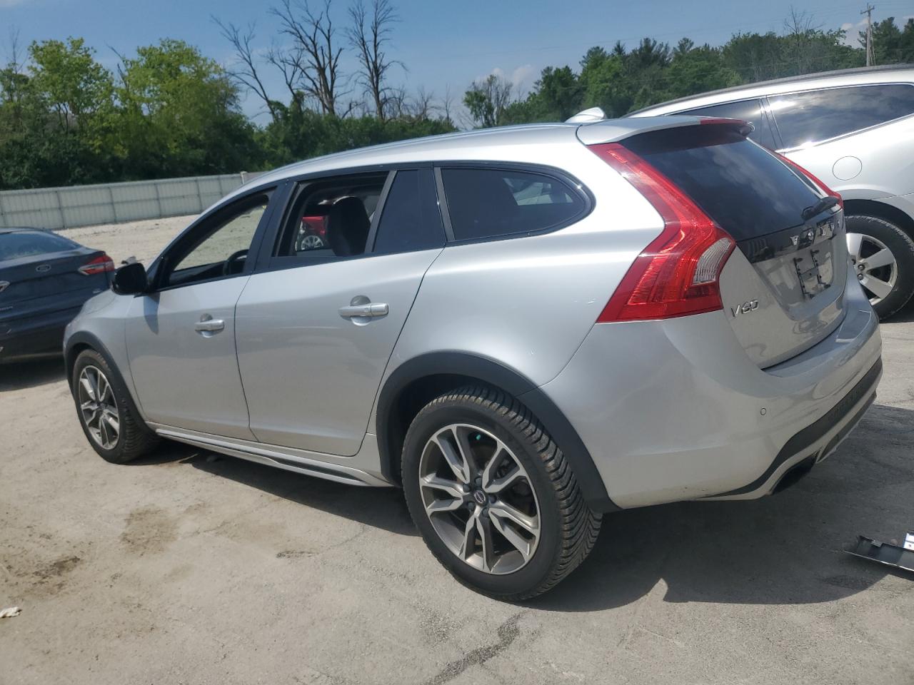Автомобиль VOLVO V60 CROSS COUNTRY PREMIER 2018 | GrandCar Автомобиль VOLVO V60 CROSS COUNTRY PREMIER 2018 | GrandCar