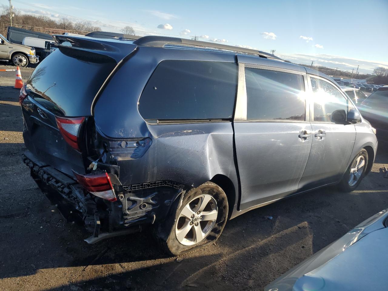 Автомобиль TOYOTA SIENNA LE 2017 | GrandCar Автомобиль TOYOTA SIENNA LE 2017 | GrandCar