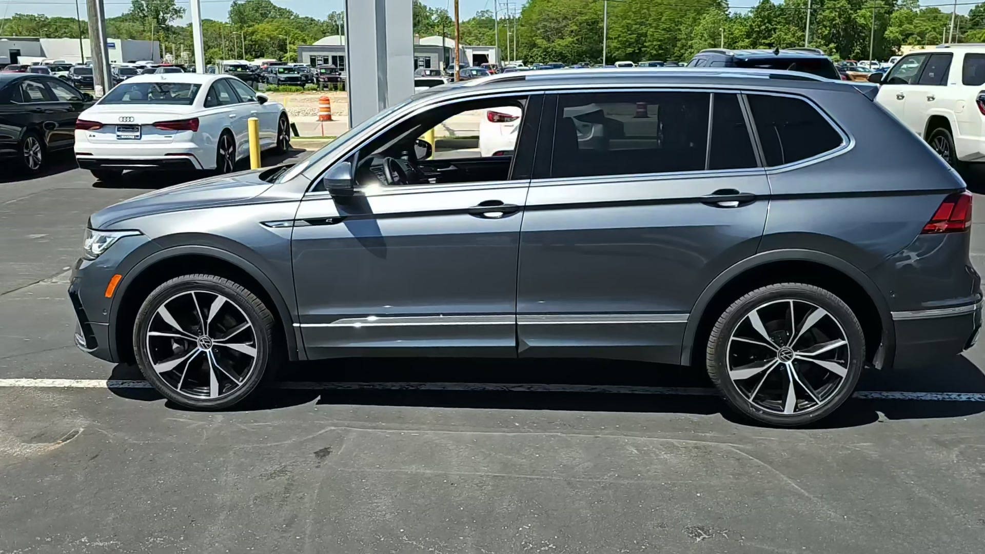 Автомобиль Volkswagen Tiguan SEL R-Line 2022 | GrandCar Автомобиль Volkswagen Tiguan SEL R-Line 2022 | GrandCar