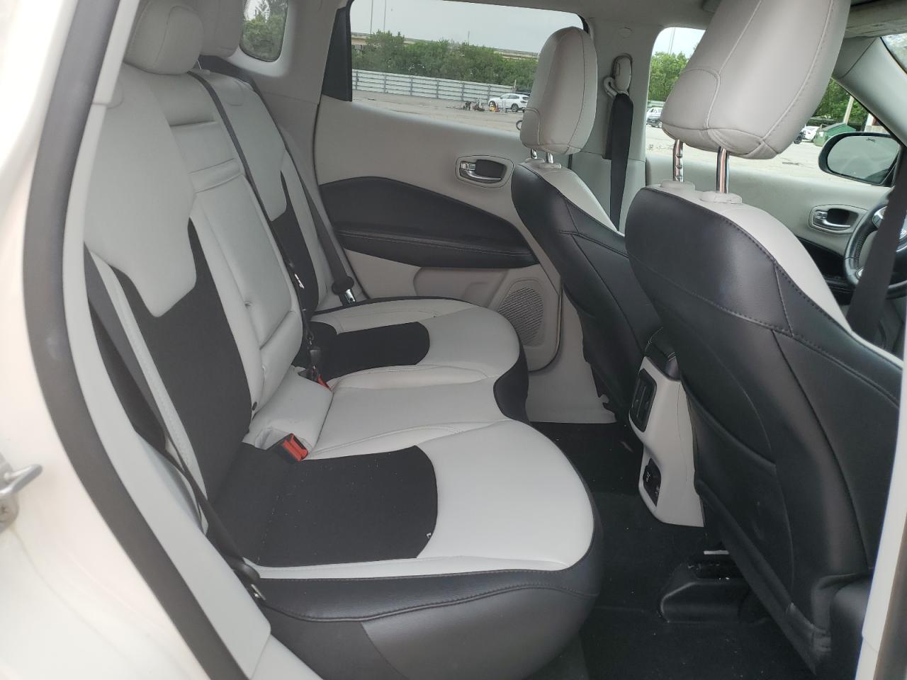 Автомобиль JEEP COMPASS LATITUDE 2019 | GrandCar Автомобиль JEEP COMPASS LATITUDE 2019 | GrandCar