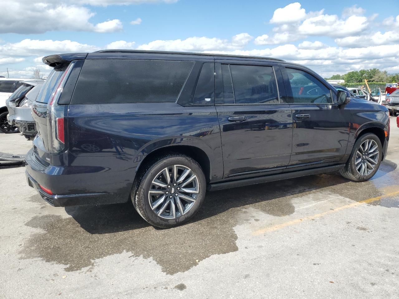 Автомобиль CADILLAC ESCALADE ESV SPORT 2023 | GrandCar Автомобиль CADILLAC ESCALADE ESV SPORT 2023 | GrandCar