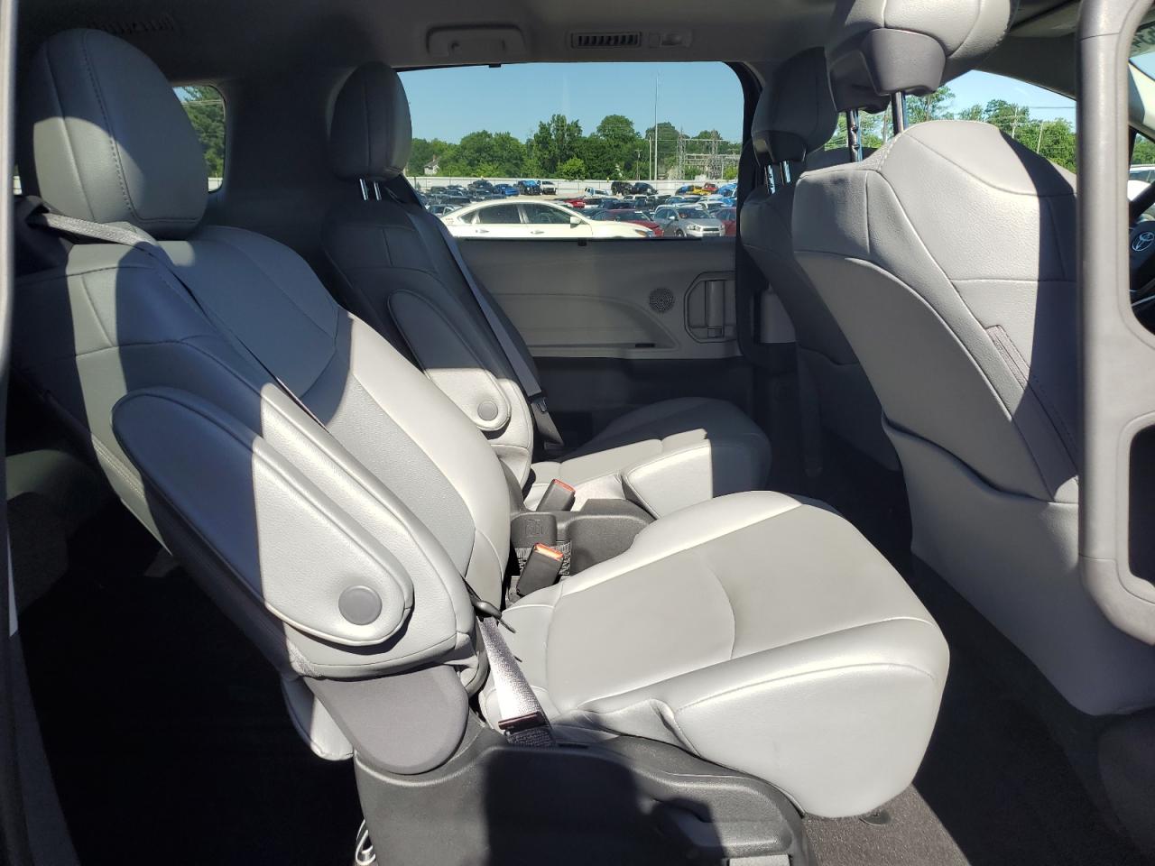 Автомобіль TOYOTA SIENNA XLE 2022 | GrandCar Автомобіль TOYOTA SIENNA XLE 2022 | GrandCar