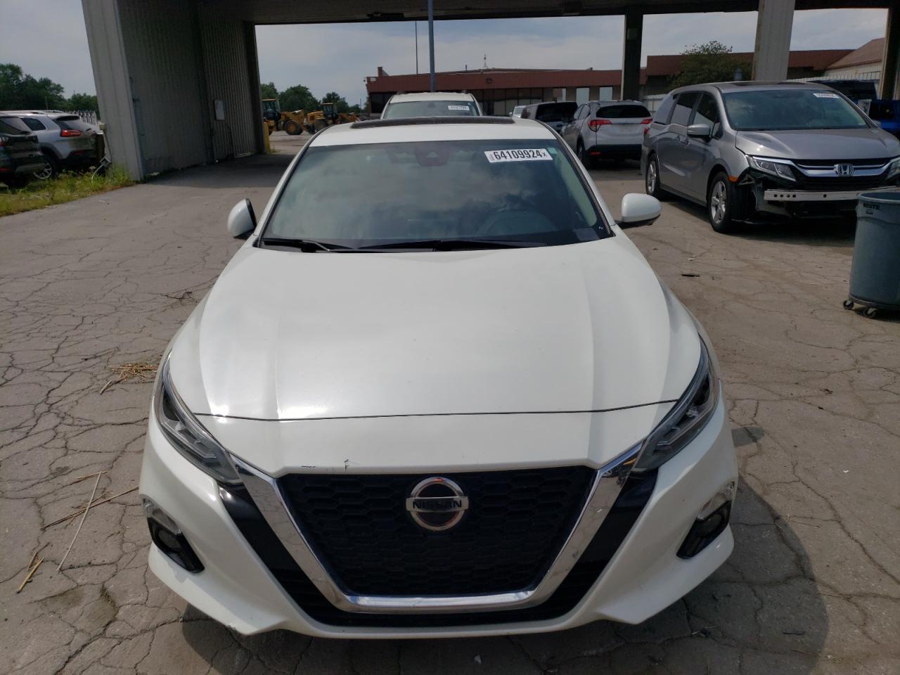 Автомобиль NISSAN ALTIMA PLATINUM 2020 | GrandCar Автомобиль NISSAN ALTIMA PLATINUM 2020 | GrandCar