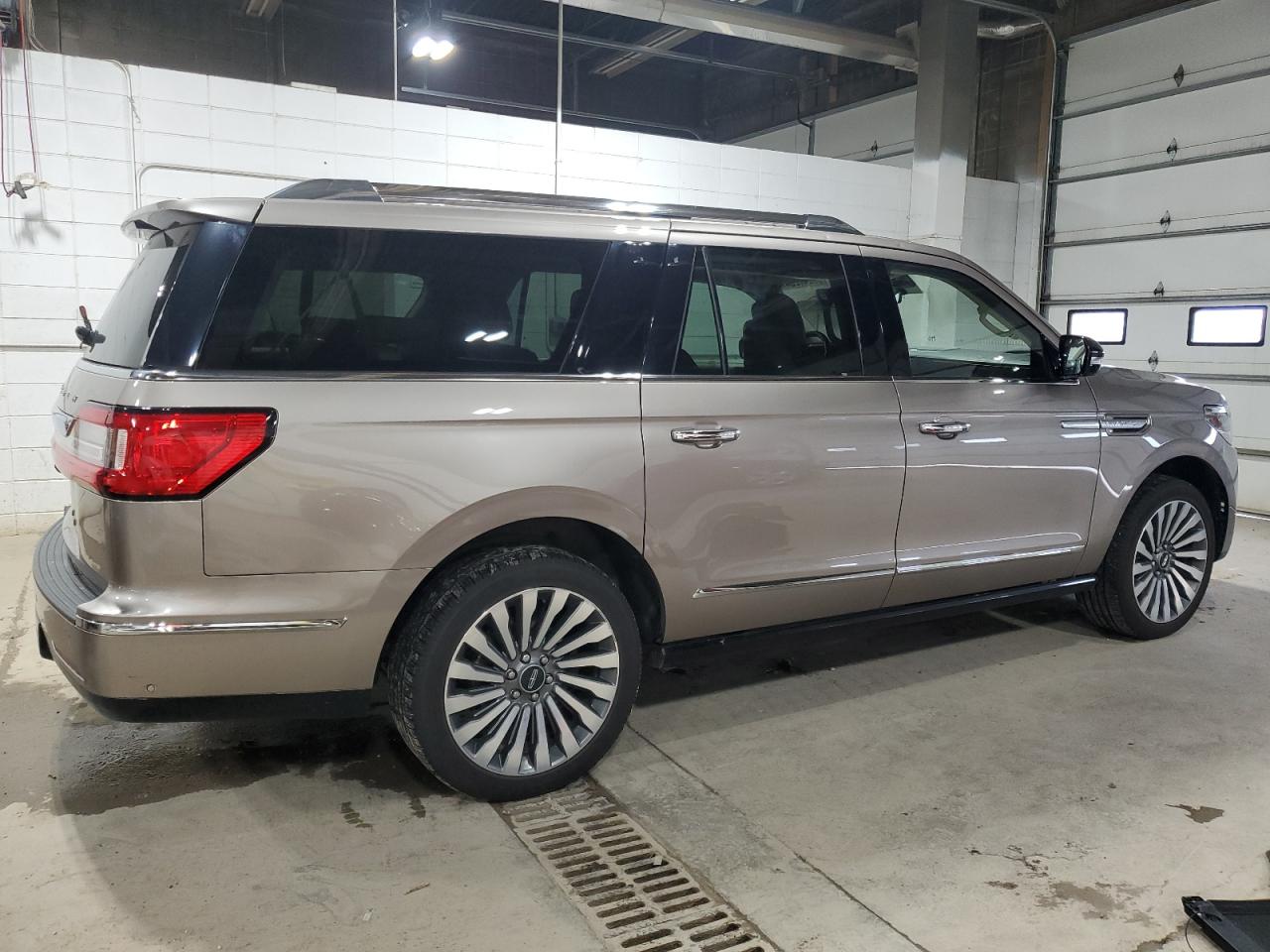 Автомобиль LINCOLN NAVIGATOR L RESERVE 2018 | GrandCar Автомобиль LINCOLN NAVIGATOR L RESERVE 2018 | GrandCar