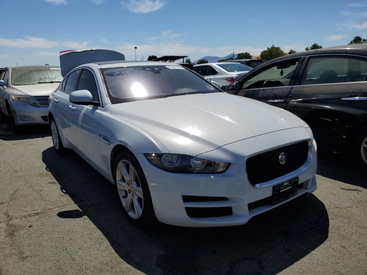 Автомобиль JAGUAR XE PREMIUM 2018 | GrandCar Автомобиль JAGUAR XE PREMIUM 2018 | GrandCar