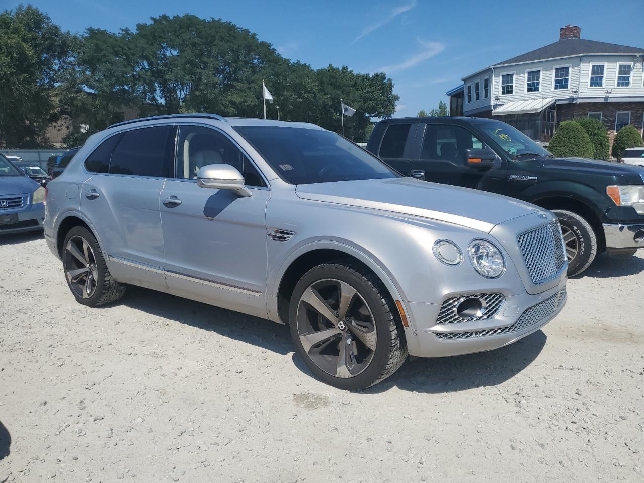 Автомобиль BENTLEY BENTAYGA 2017 | GrandCar Автомобиль BENTLEY BENTAYGA 2017 | GrandCar