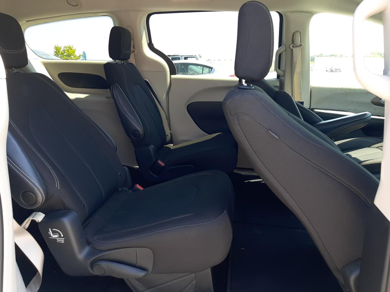 Автомобіль CHRYSLER VOYAGER LX 2022 | GrandCar Автомобіль CHRYSLER VOYAGER LX 2022 | GrandCar