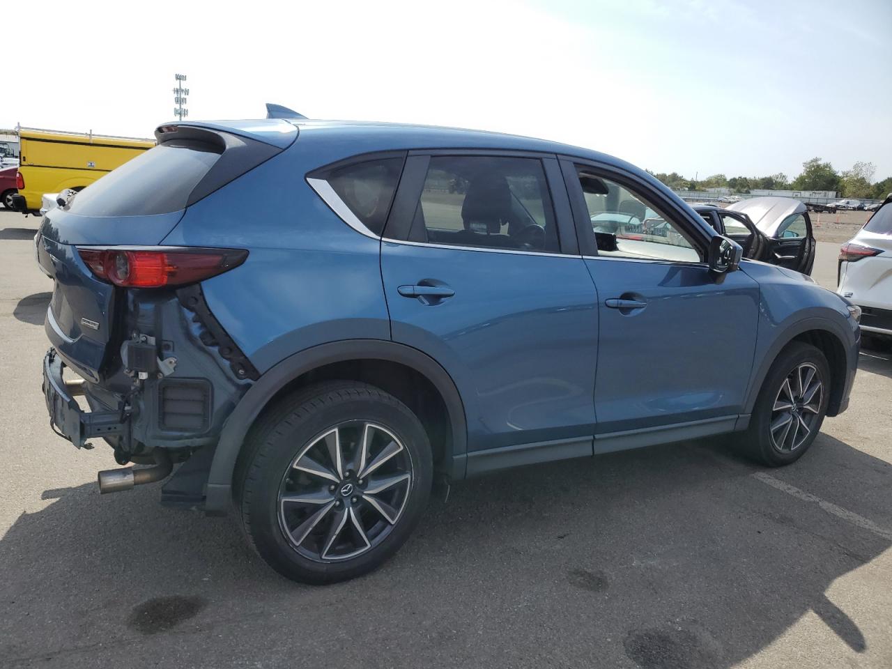 Автомобиль MAZDA CX-5 TOURING 2018 | GrandCar Автомобиль MAZDA CX-5 TOURING 2018 | GrandCar