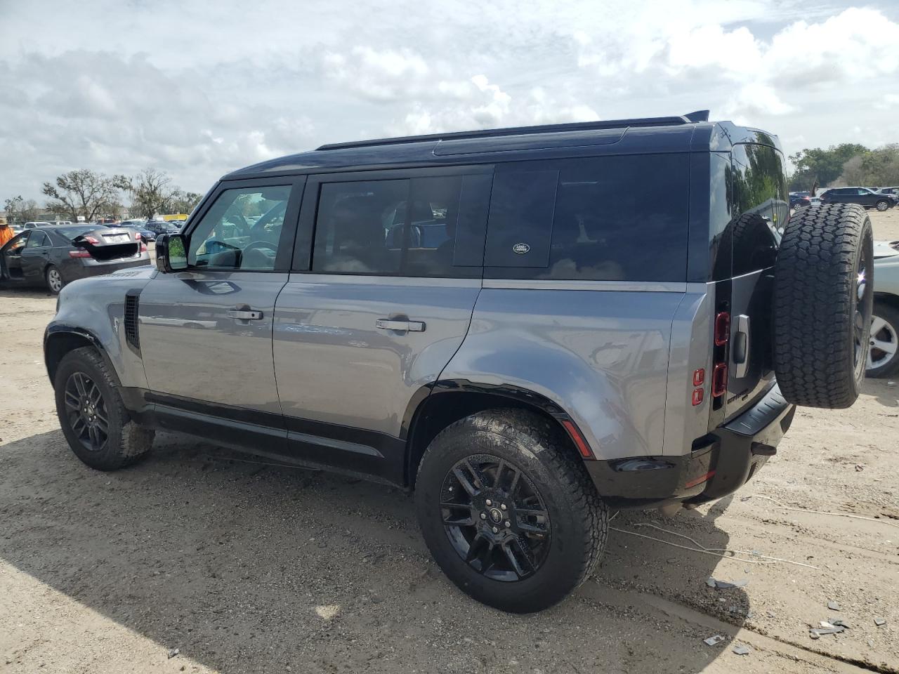 Автомобиль LAND ROVER DEFENDER 110 X-DYNAMIC SE 2023 | GrandCar Автомобиль LAND ROVER DEFENDER 110 X-DYNAMIC SE 2023 | GrandCar