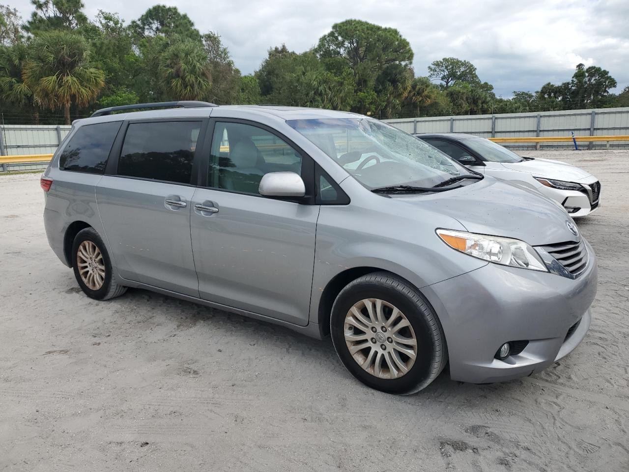 Автомобіль TOYOTA SIENNA XLE 2017 | GrandCar