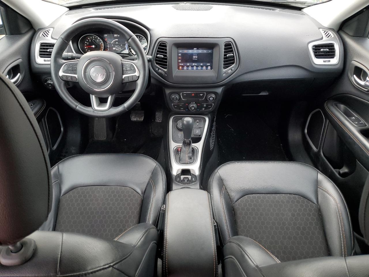Автомобиль JEEP COMPASS LATITUDE 2018 | GrandCar Автомобиль JEEP COMPASS LATITUDE 2018 | GrandCar