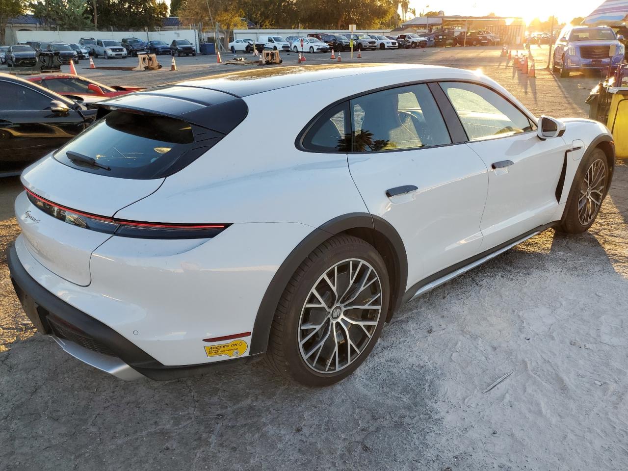 Автомобиль PORSCHE TAYCAN CROSS TURISMO 4 2022 | GrandCar Автомобиль PORSCHE TAYCAN CROSS TURISMO 4 2022 | GrandCar