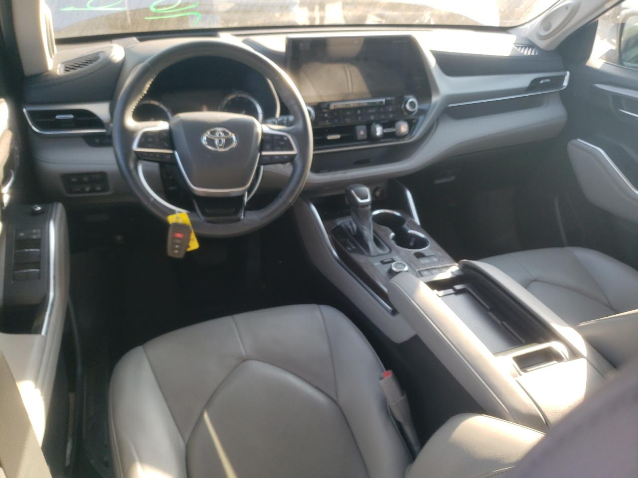 Автомобиль TOYOTA HIGHLANDER PLATINUM 2022 | GrandCar Автомобиль TOYOTA HIGHLANDER PLATINUM 2022 | GrandCar