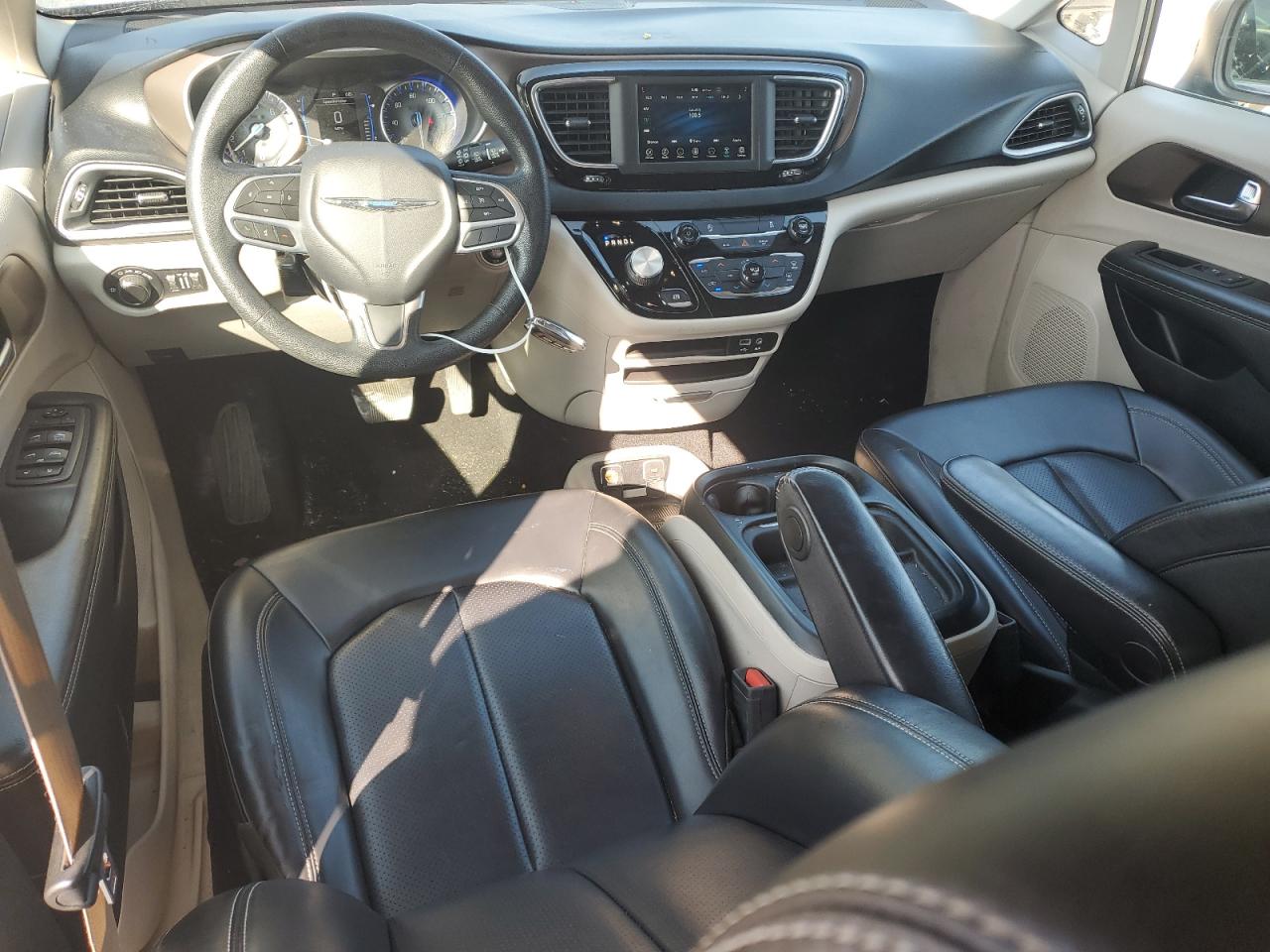 Автомобиль CHRYSLER VOYAGER LXI 2020 | GrandCar Автомобиль CHRYSLER VOYAGER LXI 2020 | GrandCar