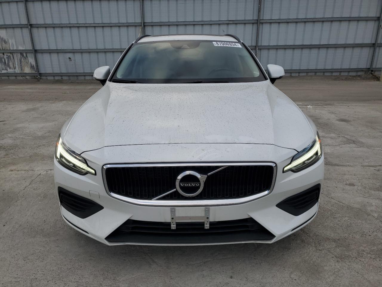 Автомобіль VOLVO V60 T5 MOMENTUM 2020 | GrandCar Автомобіль VOLVO V60 T5 MOMENTUM 2020 | GrandCar