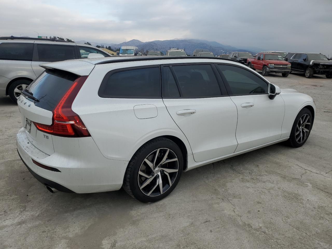 Автомобіль VOLVO V60 T5 MOMENTUM 2020 | GrandCar Автомобіль VOLVO V60 T5 MOMENTUM 2020 | GrandCar