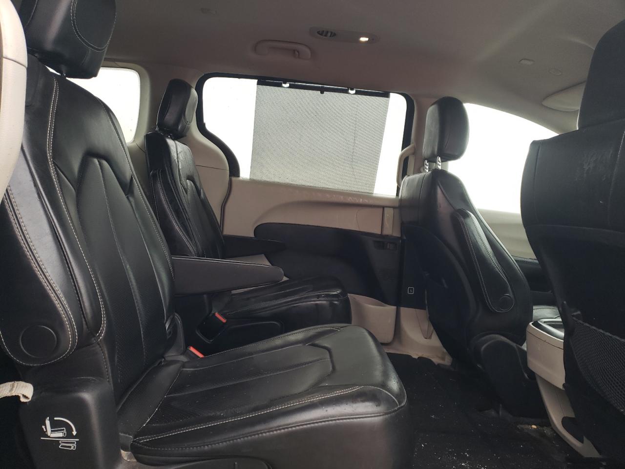 Автомобіль CHRYSLER VOYAGER LXI 2020 | GrandCar Автомобіль CHRYSLER VOYAGER LXI 2020 | GrandCar