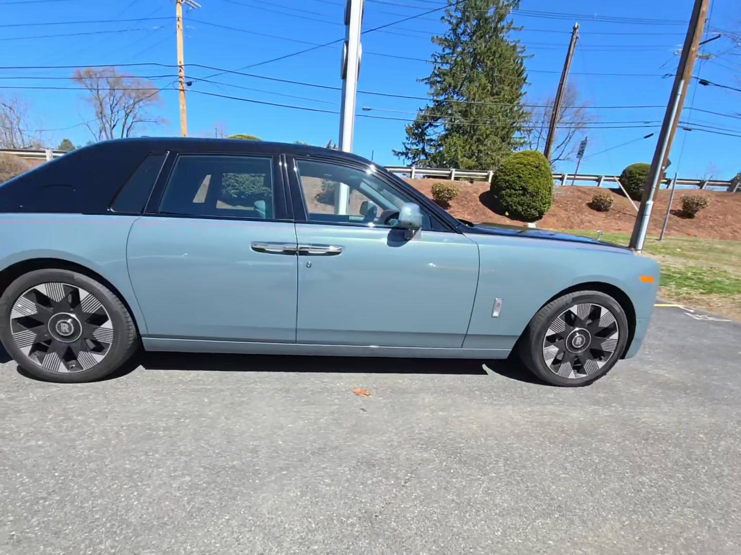 Автомобиль Rolls-Royce Phantom 2023 | GrandCar Автомобиль Rolls-Royce Phantom 2023 | GrandCar