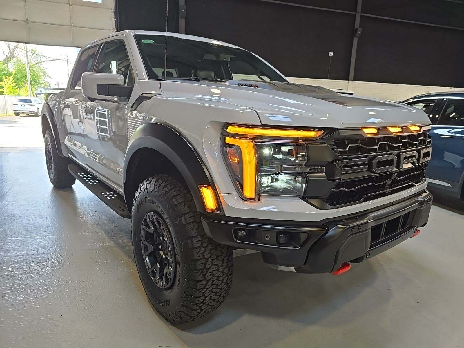 Автомобіль Ford F-150 Raptor Crew Cab Short Bed 2025 | GrandCar Автомобіль Ford F-150 Raptor Crew Cab Short Bed 2025 | GrandCar
