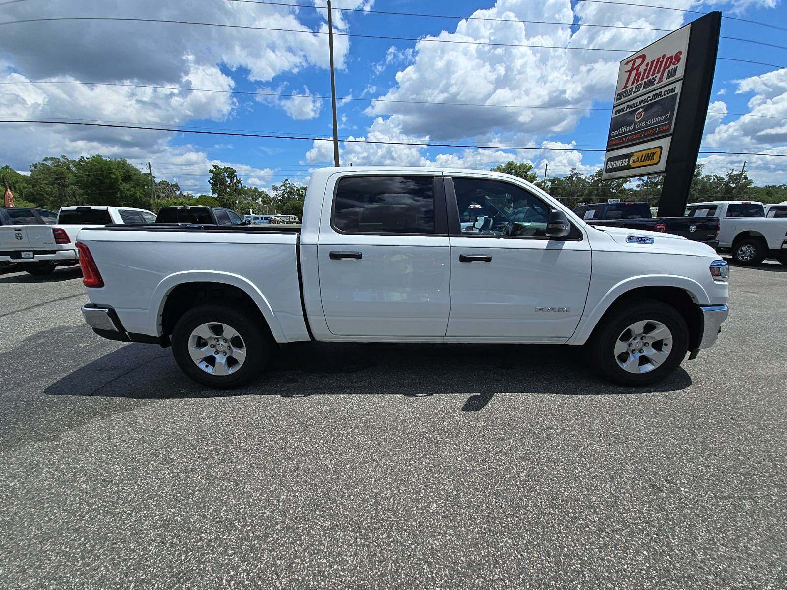 Автомобіль Ram 1500 Big Horn Crew Cab Short Bed 2025 | GrandCar Автомобіль Ram 1500 Big Horn Crew Cab Short Bed 2025 | GrandCar