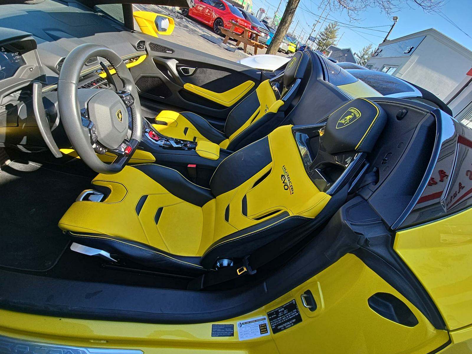 Автомобиль Lamborghini Huracan EVO RWD Convertible 2022 | GrandCar Автомобиль Lamborghini Huracan EVO RWD Convertible 2022 | GrandCar