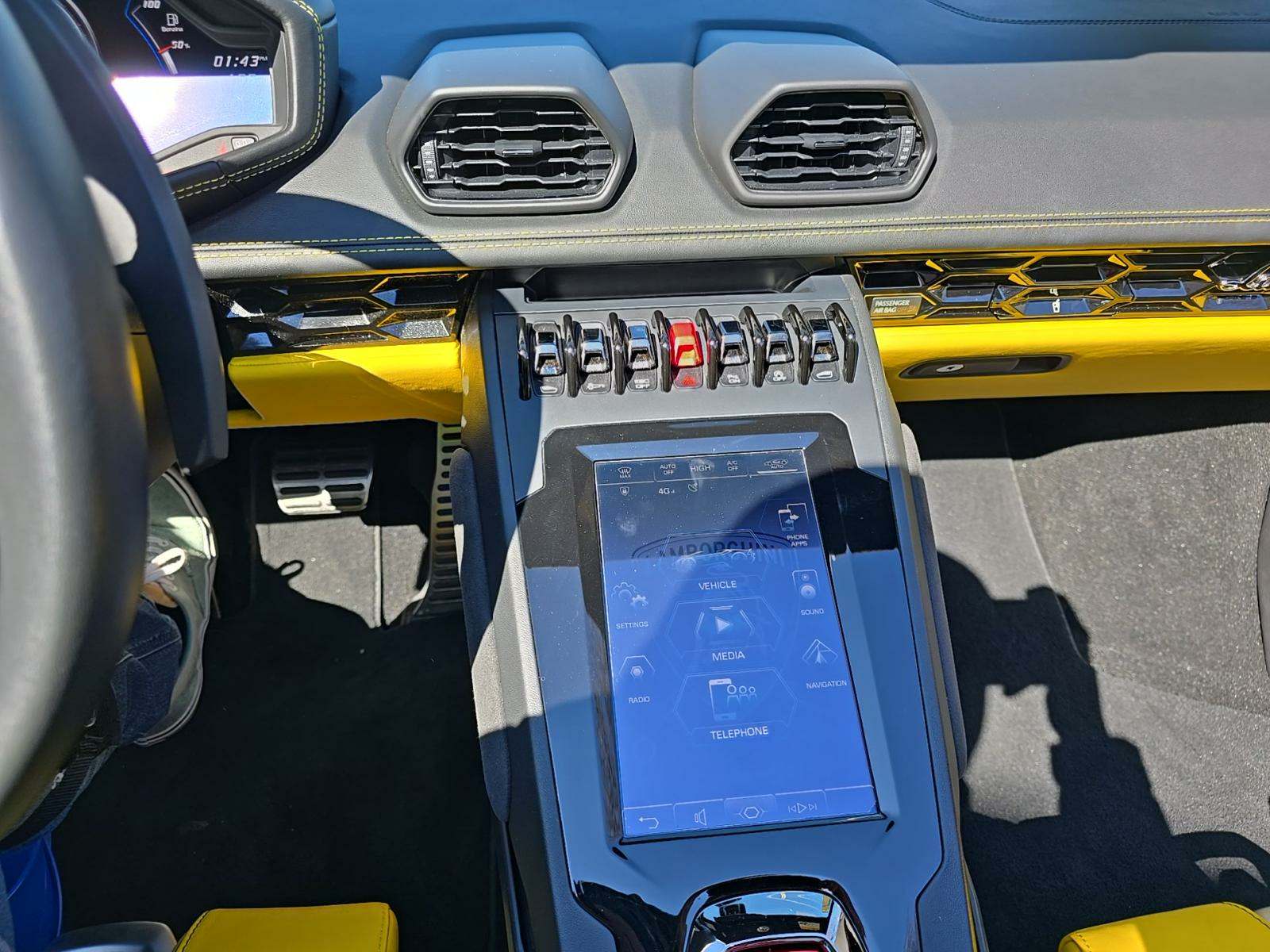 Автомобиль Lamborghini Huracan EVO RWD Convertible 2022 | GrandCar Автомобиль Lamborghini Huracan EVO RWD Convertible 2022 | GrandCar
