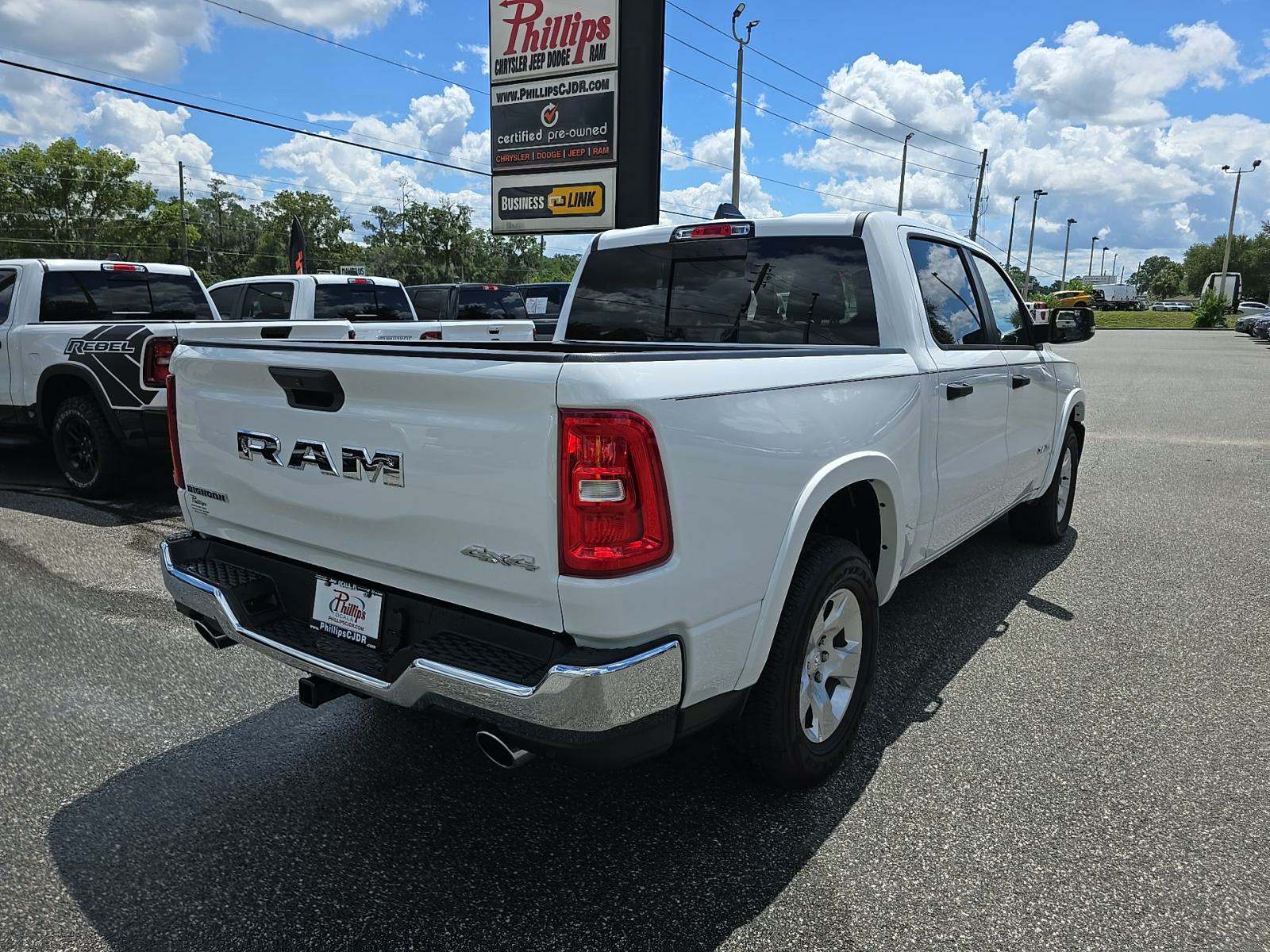 Автомобіль Ram 1500 Big Horn Crew Cab Short Bed 2025 | GrandCar Автомобіль Ram 1500 Big Horn Crew Cab Short Bed 2025 | GrandCar