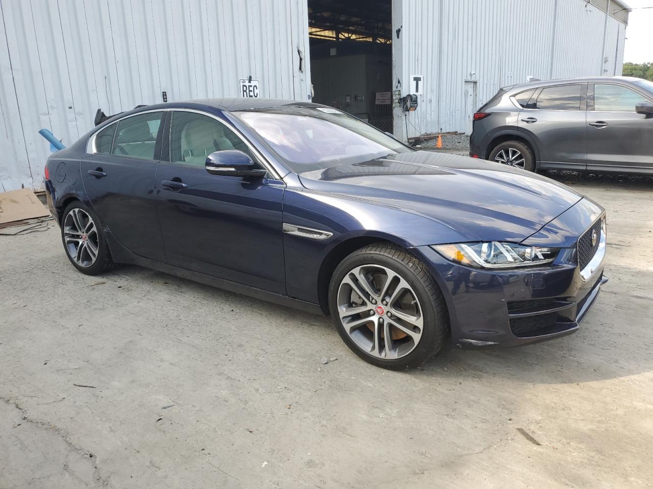 Автомобиль JAGUAR XE PREMIUM 2017 | GrandCar Автомобиль JAGUAR XE PREMIUM 2017 | GrandCar