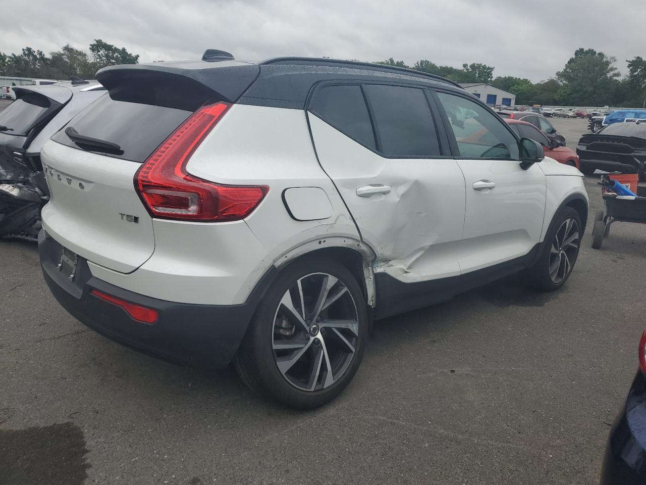 Автомобиль VOLVO XC40 T5 R-DESIGN 2022 | GrandCar Автомобиль VOLVO XC40 T5 R-DESIGN 2022 | GrandCar