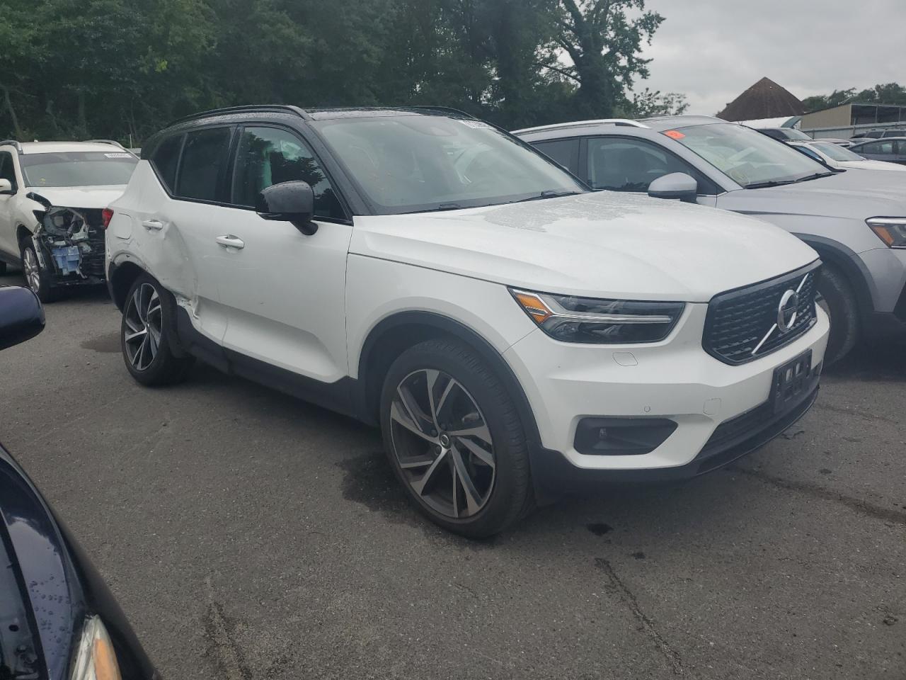 Автомобиль VOLVO XC40 T5 R-DESIGN 2022 | GrandCar Автомобиль VOLVO XC40 T5 R-DESIGN 2022 | GrandCar