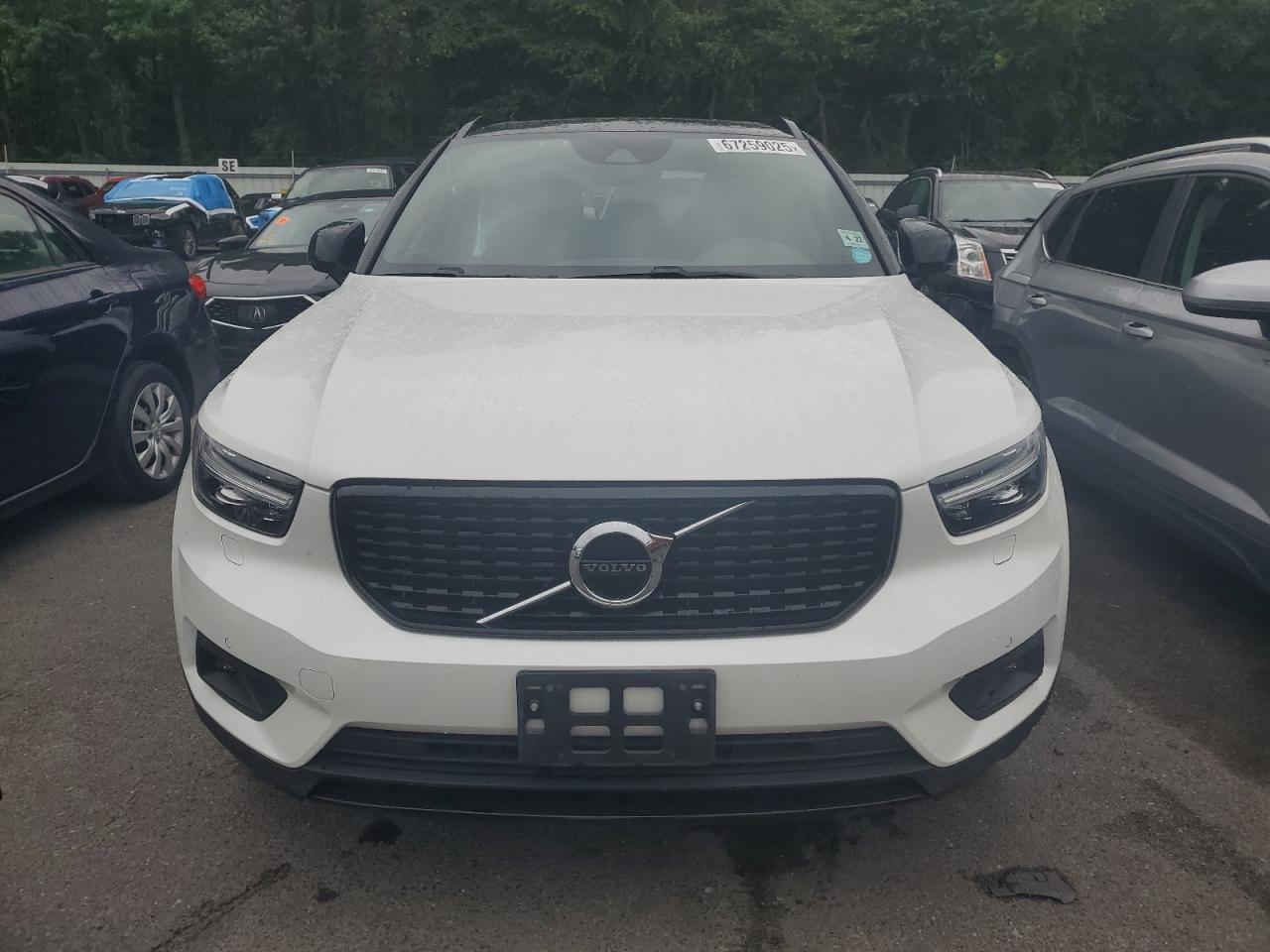 Автомобиль VOLVO XC40 T5 R-DESIGN 2022 | GrandCar Автомобиль VOLVO XC40 T5 R-DESIGN 2022 | GrandCar
