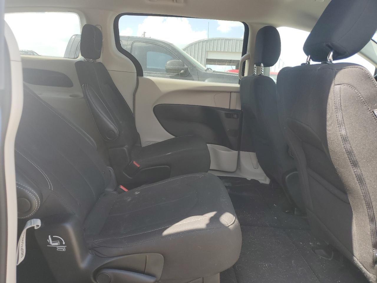Автомобиль CHRYSLER VOYAGER LX 2023 | GrandCar Автомобиль CHRYSLER VOYAGER LX 2023 | GrandCar