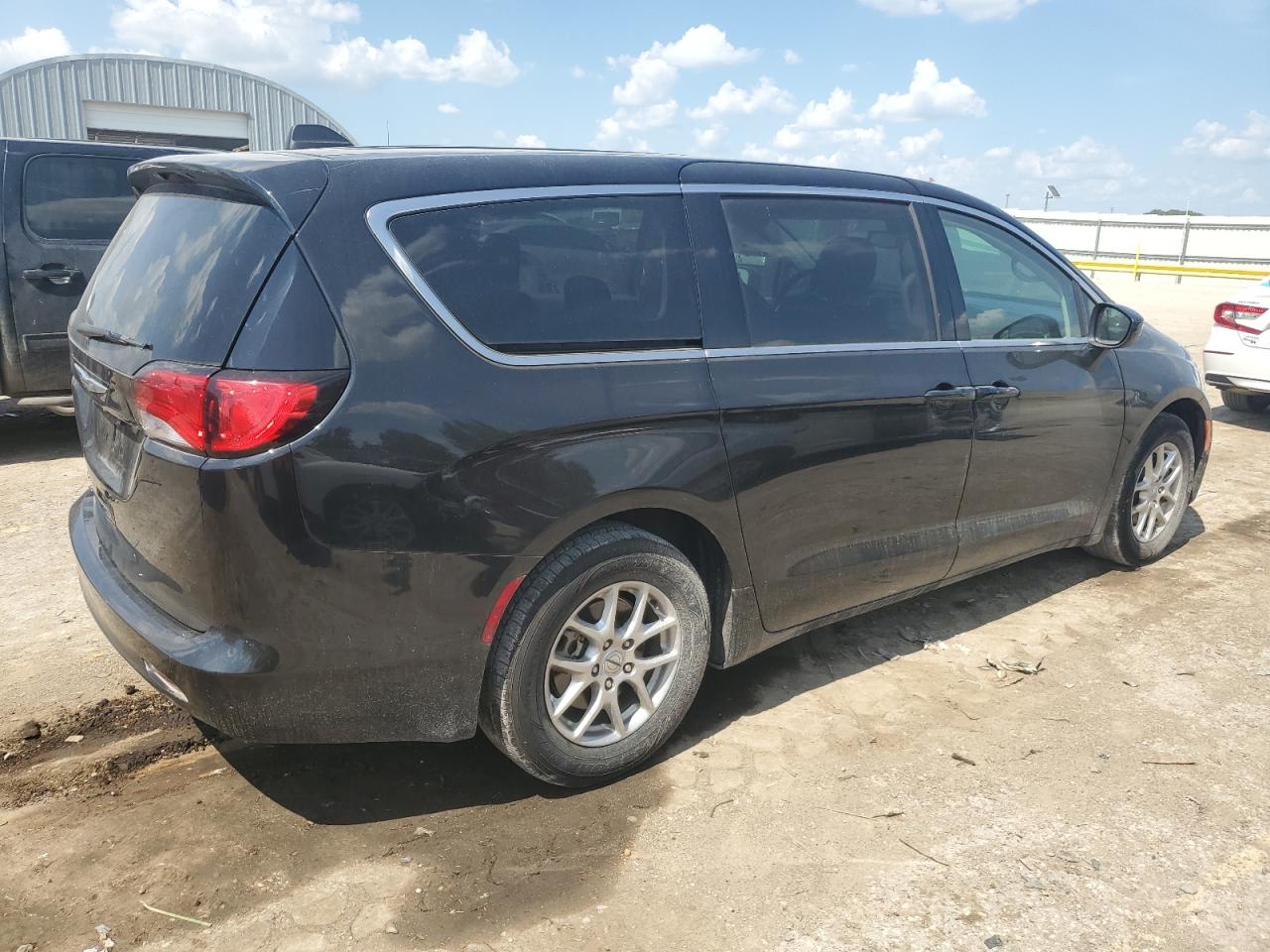 Автомобиль CHRYSLER VOYAGER LX 2023 | GrandCar Автомобиль CHRYSLER VOYAGER LX 2023 | GrandCar