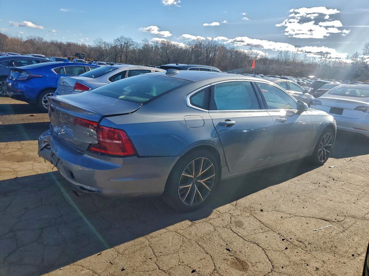 Автомобиль VOLVO S90 T5 MOMENTUM 2018 | GrandCar Автомобиль VOLVO S90 T5 MOMENTUM 2018 | GrandCar